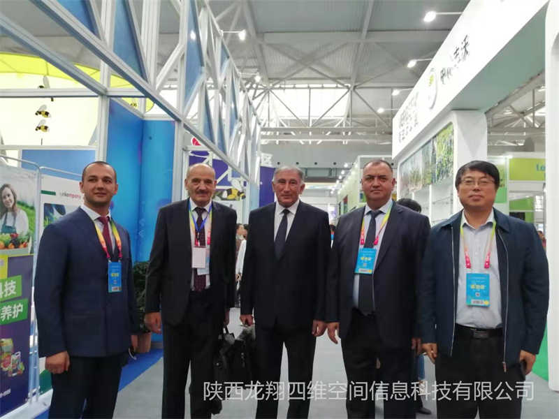 2019年10月塔吉克斯坦農(nóng)業(yè)部副部長及外國客商來楊凌參觀農(nóng)高會展位