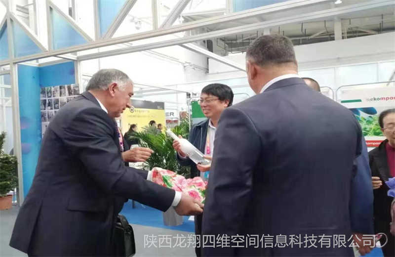 2019年塔吉克斯坦農(nóng)業(yè)部副部長給董事長贈送禮品